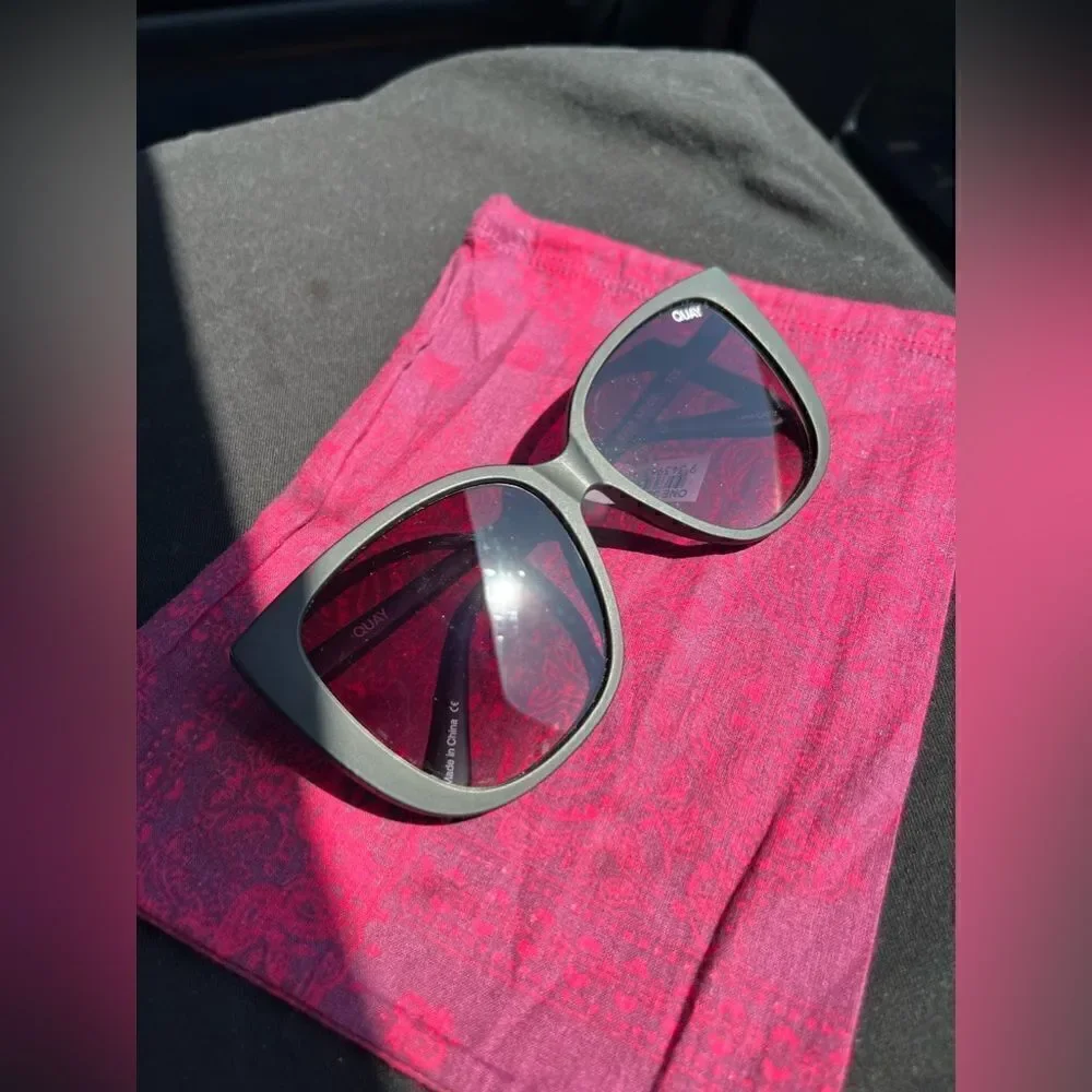 Quay Ever After Frame Matte Black / Lens Smoke Fade 125 NWT  $90